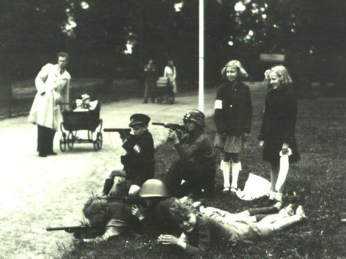 Børn der leger frihedskæmpere