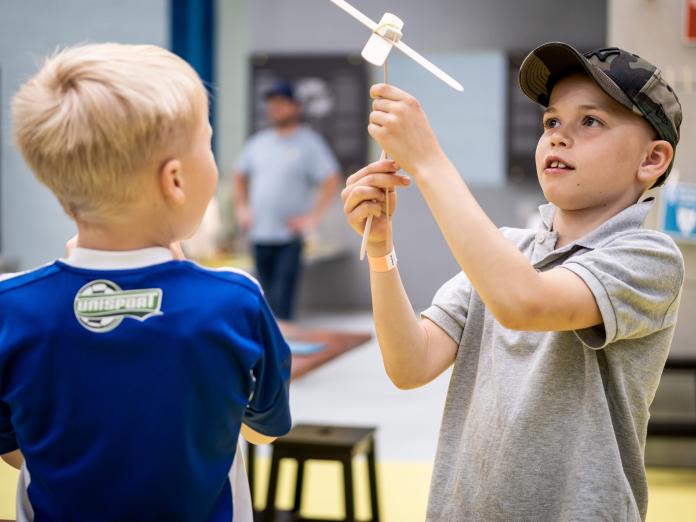 2 børn tester deres egen opfindelser