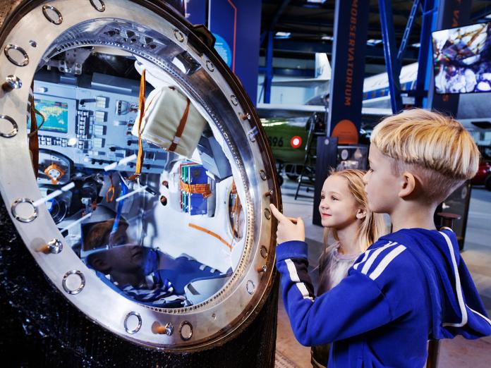 2 børn kigger på Soyuz rumkapsel