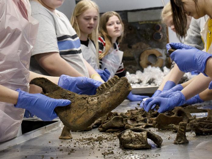 elever undersøger arkæologisk fund