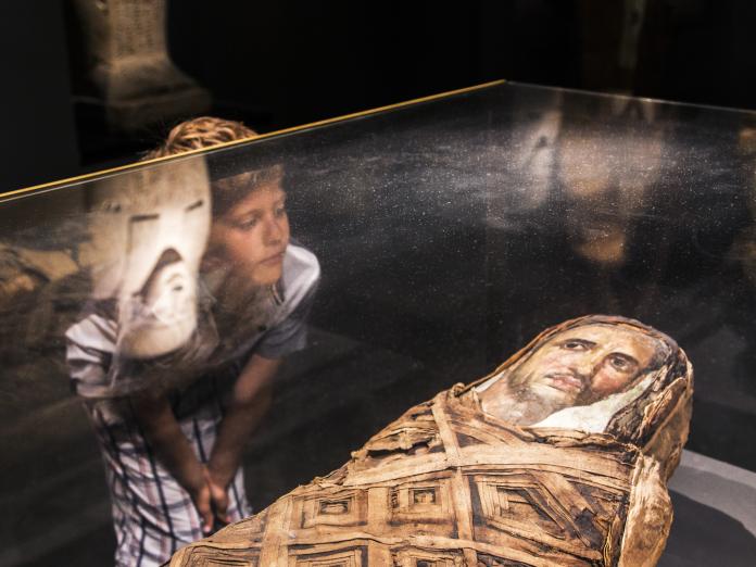 Elev ser på en mumie til "Dyr og guder i oldtidens Ægypten" 