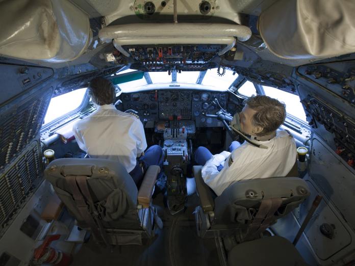 to piloter i cockpit