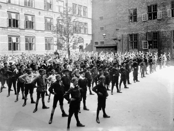 Elever fra Efterslægtens Skole motionerer i skolegården