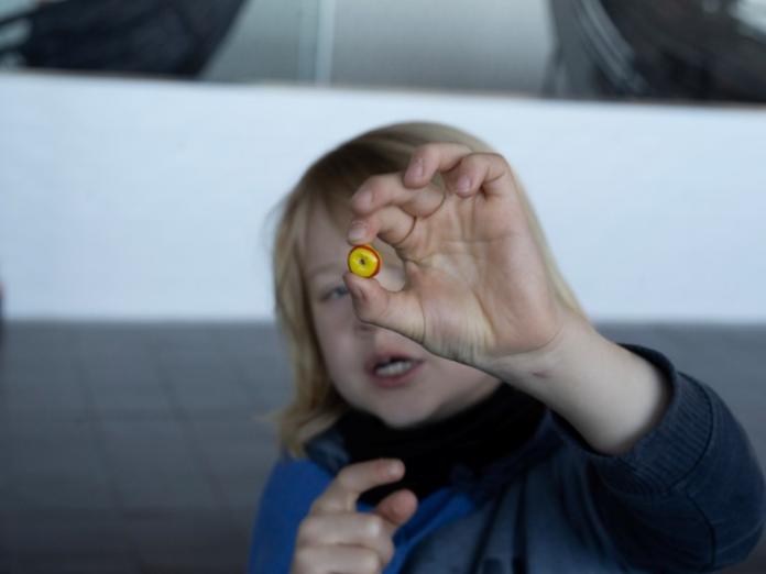En elev undersøger perler