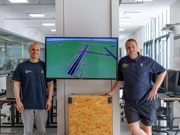 Billede af de to værter, Peter (tv) og Martin (th), og deres Minecraft-skabelon