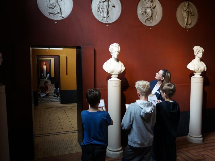 Elever der tegner på Thorvaldsens Museum.