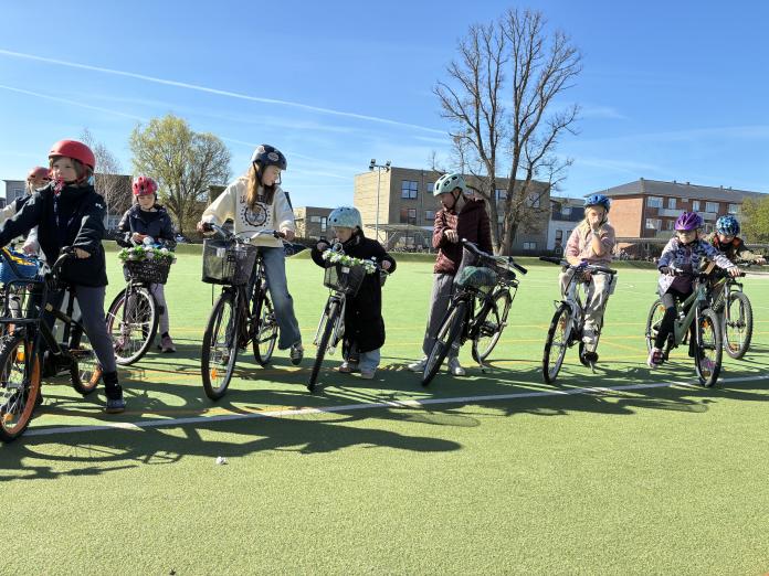 Cykelleg lærer eleverne at cykle sikkert på en sjov måde