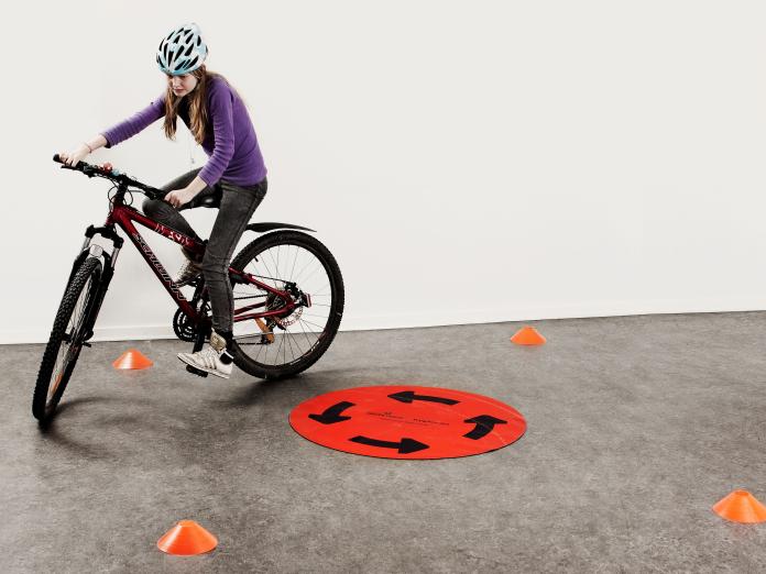 Brug cykelbanen med 10 poster til at træne eleverne i at cykle sikkert
