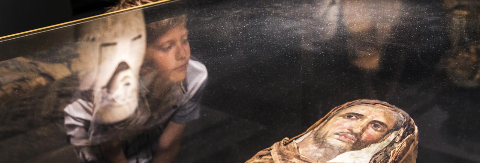 Elev ser på en mumie til "Dyr og guder i oldtidens Ægypten" 