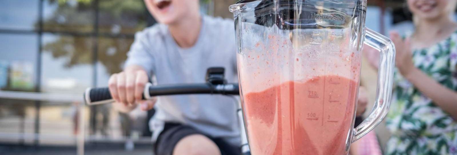 Dreng der cykler på en smoothiecykel