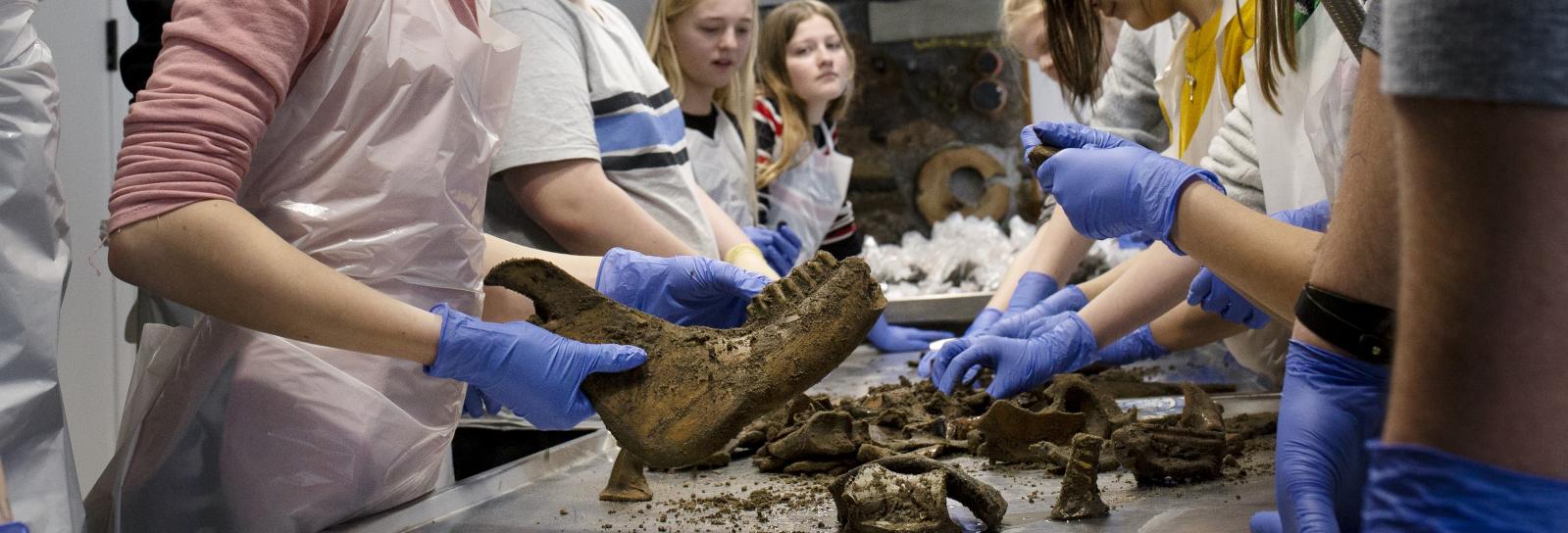 Elever undersøger arkæologisk fund