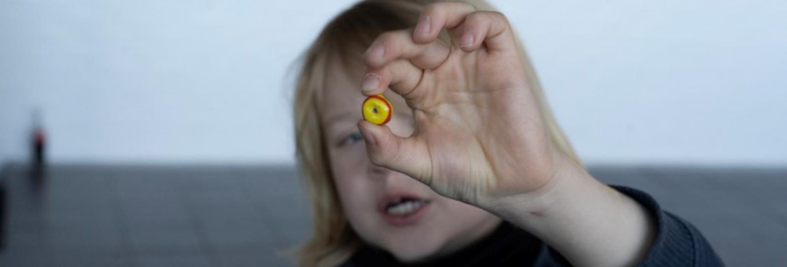 En elev undersøger perler