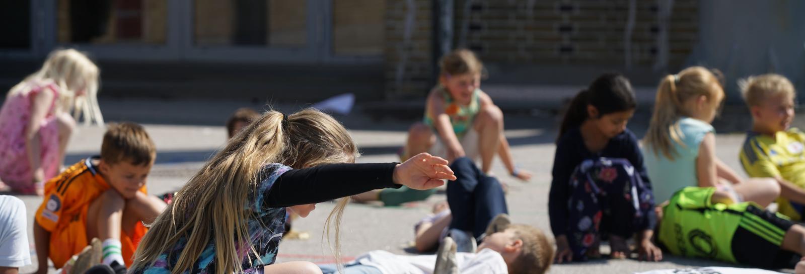 Skoleklasse viser sin forestilling som resultat af workshoppen PLAY