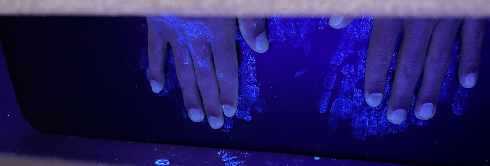 Bakterier i UV- lys efter håndvask