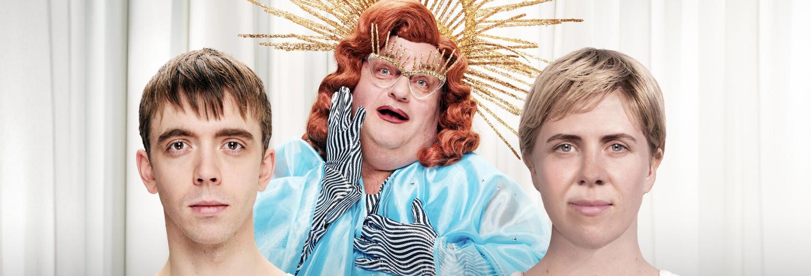 Spejlvendt forestillingsbillede - billedet indeholder i forgrunden 2 unge personer i hvide undertrøjer og i baggrunden ser man en dragqueen i en lyseblå satin kjole med stort rødt hår, der kigger på personerne i forgrunden. Skuespillerne i forgrunden er Tryggvi Sæberg Bjørnsson og Josephine Grau og personen i baggrunden er skuespilleren René Benjamin Hansen