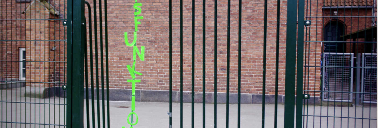 Tekstværk til ødelagt fodboldmål Vesterbro Ny Skole 2016. Lavet af elever i 8 klasse.