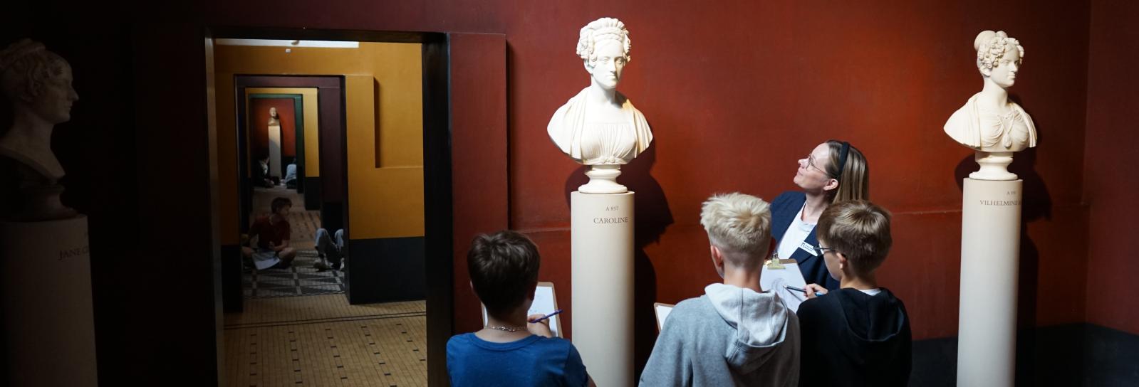 Elever der tegner på Thorvaldsens Museum.