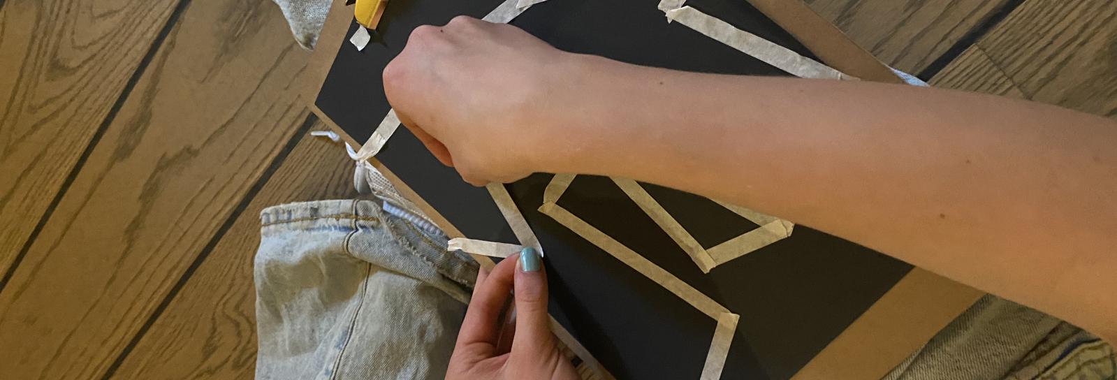 Arkitekturskitse laves med tape og sort karton - Dansk Jødisk Museum
