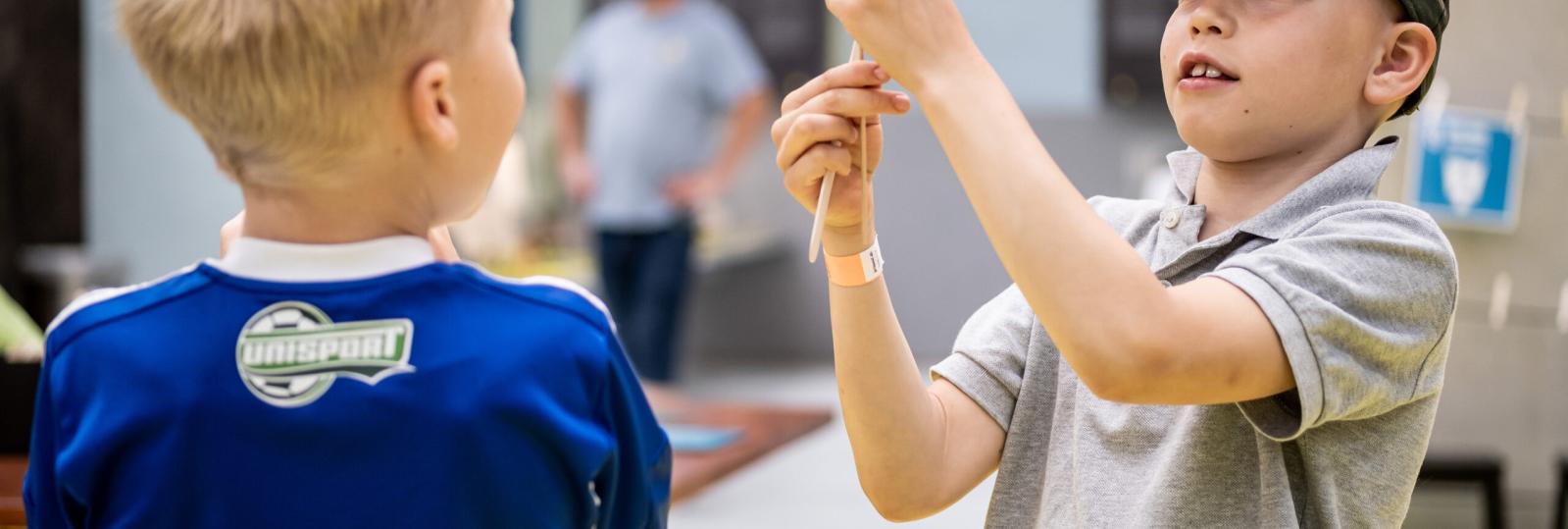 2 børn tester deres egen opfindelser