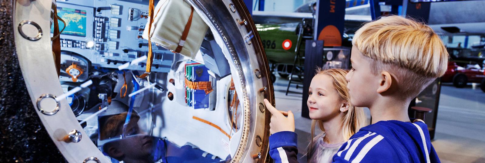 2 børn kigger på Soyuz rumkapsel