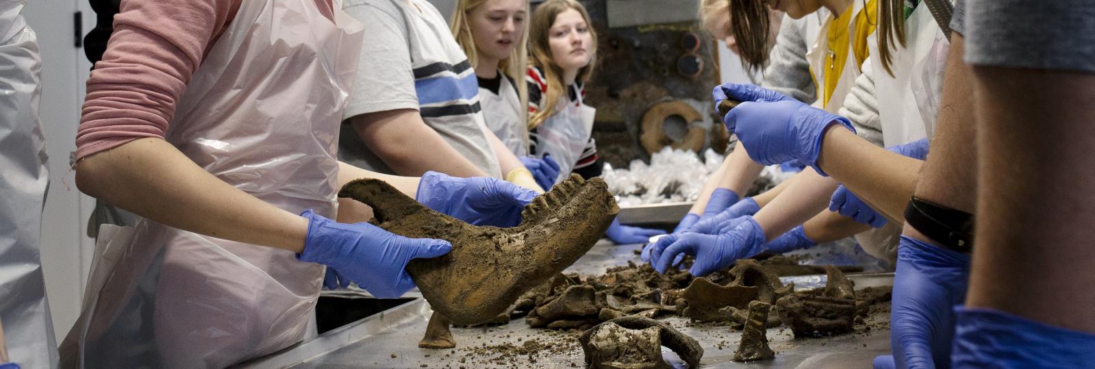 elever undersøger arkæologisk fund