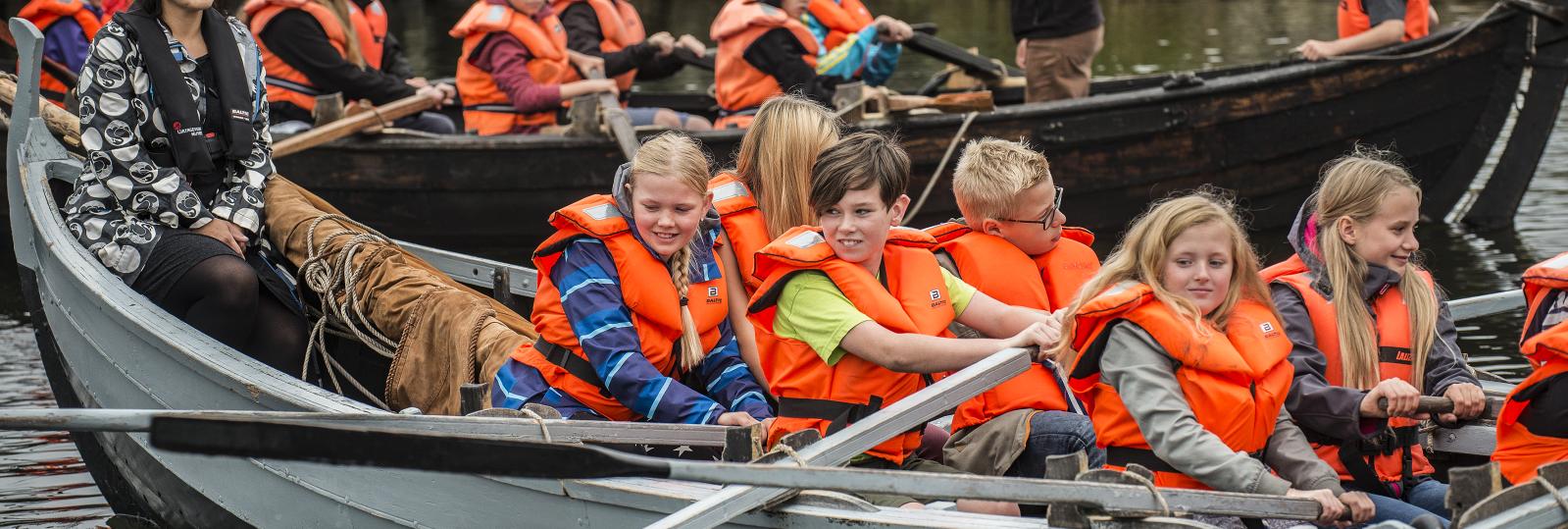 Elever, der ror 2 af Vikingeskibsmuseets traditionelle nordiske både