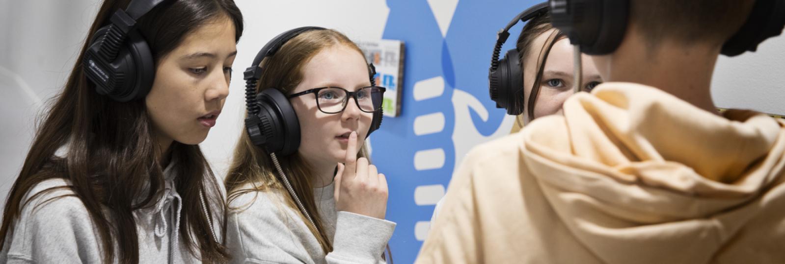 Et skolebesøg byder på spændene opgaver om genanvendelsesprocessen