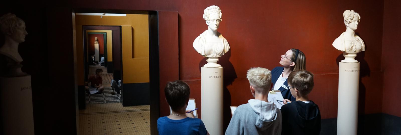 Elever der tegner på Thorvaldsens Museum.