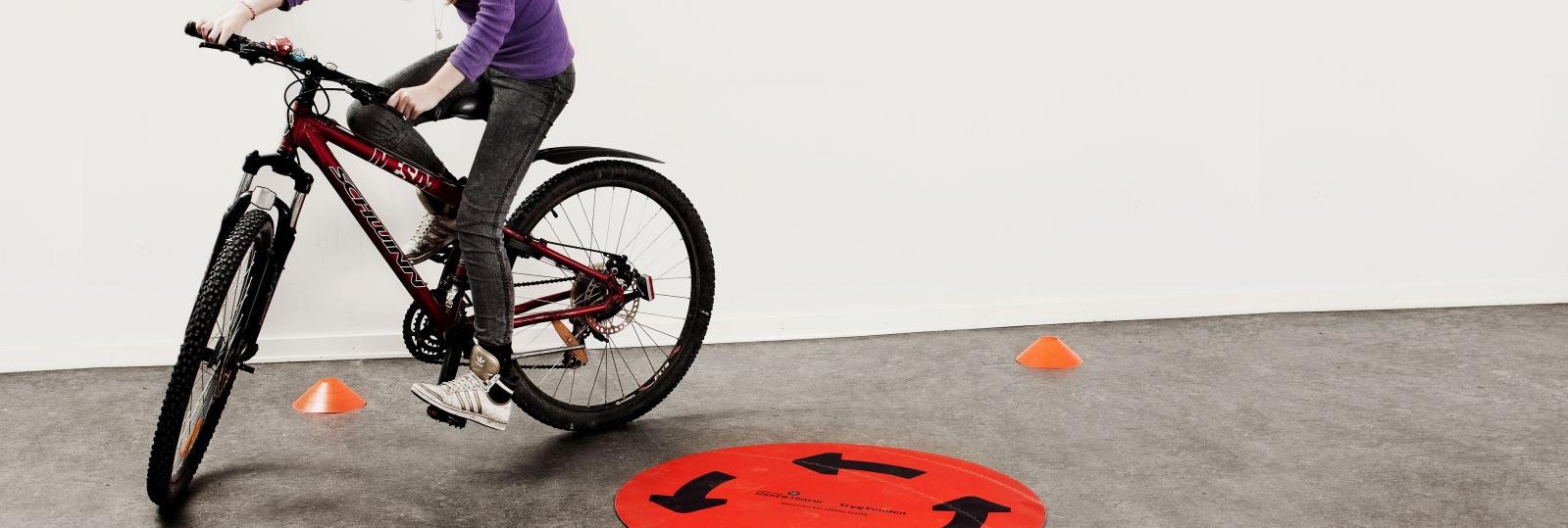 Brug cykelbanen med 10 poster til at træne eleverne i at cykle sikkert