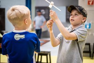 2 børn tester deres egen opfindelser