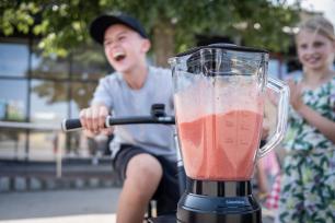 Dreng der cykler på en smoothiecykel
