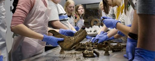 Elever undersøger arkæologisk fund