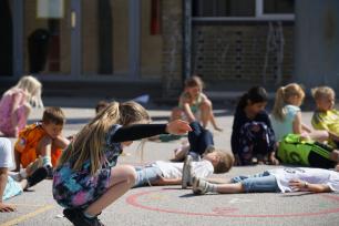 Skoleklasse viser sin forestilling som resultat af workshoppen PLAY