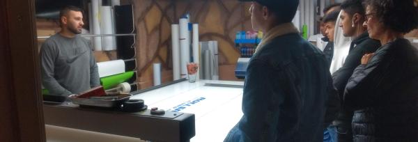 besøg hos en lokal virksomhed