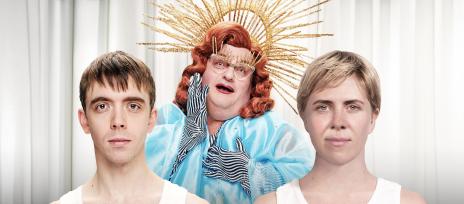 Spejlvendt forestillingsbillede - billedet indeholder i forgrunden 2 unge personer i hvide undertrøjer og i baggrunden ser man en dragqueen i en lyseblå satin kjole med stort rødt hår, der kigger på personerne i forgrunden. Skuespillerne i forgrunden er Tryggvi Sæberg Bjørnsson og Josephine Grau og personen i baggrunden er skuespilleren René Benjamin Hansen