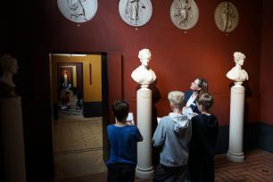 Elever der tegner på Thorvaldsens Museum.