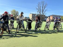 Cykelleg lærer eleverne at cykle sikkert på en sjov måde